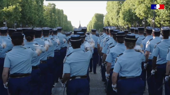 Officiers de dos défilant lors des répétitions du 14 juillet.