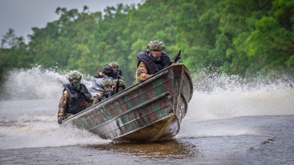 Gendarmes de l'AGIGN à bord d'une pirogue.