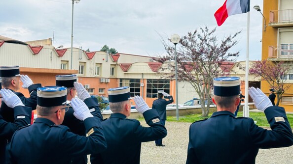 Cérémonies d'hommage au colonel Arnaud Beltrame : lever des couleurs à la caserne de Carcassonne.
