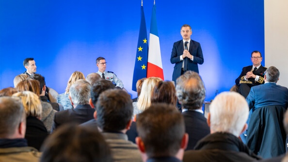 De gauche à droite : le colonel Benoit Tonanny, commandant le Groupement de gendarmerie départementale de Haute-Savoie, le major général de la gendarmerie nationale, le général de corps d'armée André Petillot, le ministre de l’Intérieur et des Outre-mer, Gérald Darmanin, et le préfet de Haute-Savoie, Yves Le Breton, échangent avec les élus du département de Haute-Savoie, le 27 février, dans le cadre de la concertation sur la création des 200 nouvelles brigades de gendarmerie.