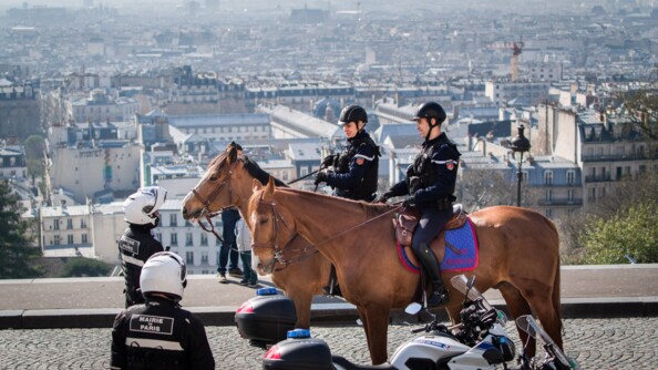 Cavaliers de la Garde Républicaine veillant au respect du confinement.