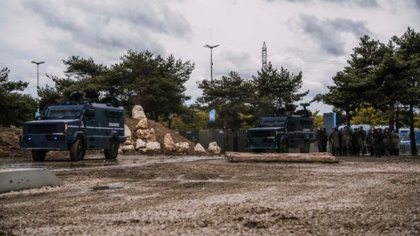 Deux Centaures arrivent sur le terrain. à leur droite, un peloton de gendarmerie mobile en tenue de maintien de l'ordre