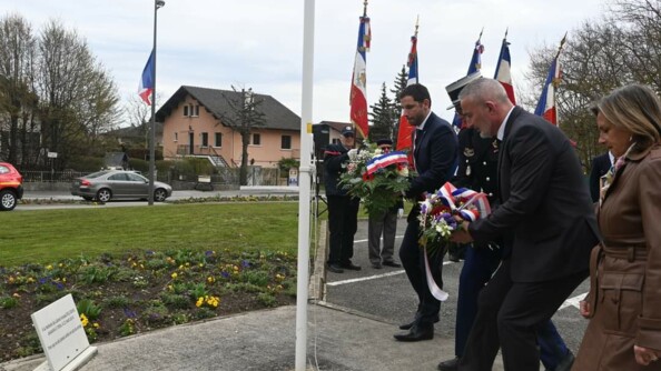Autorités civiles et militaires déposant une gerbe.