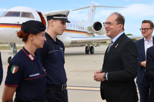 Alexander Dobrindt, ministre f&eacute;d&eacute;ral allemand de l'Int&eacute;rieur, &eacute;change avec un policier allemand et une carabinieri italienne, engag&eacute;s dans le cadre du dispositif des brigades europ&eacute;ennes.