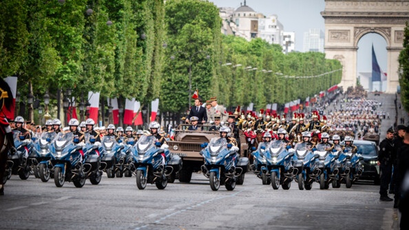 Revue des troupes par le président de la République et le chef d'Etat-major des armées, encadré par les motocyclistes de la Garde républicaine et la musique de G.R.
