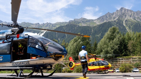 Hélicoptères de la gendarmerie nationale et de la Sécurité civile sur le tarmac de la D.Z. des Bois de Chamonix-Mont-Blanc.