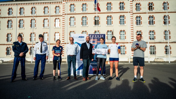 Photo de groupe devant l'Ecole des officiers de la gendarmerie nationale (EOGN)