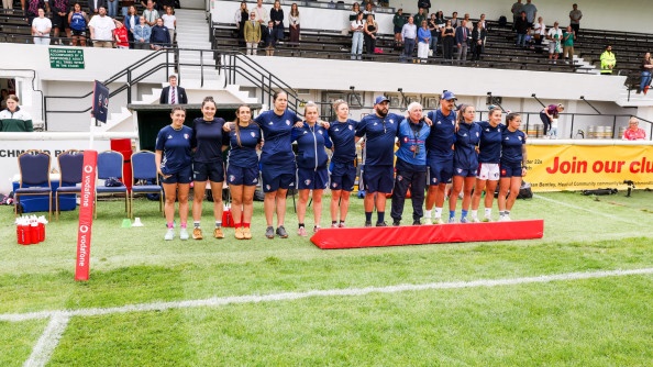 Membres de l'équipe féminine du XV de France féminin militaire postant côte à côte sur le terrain
