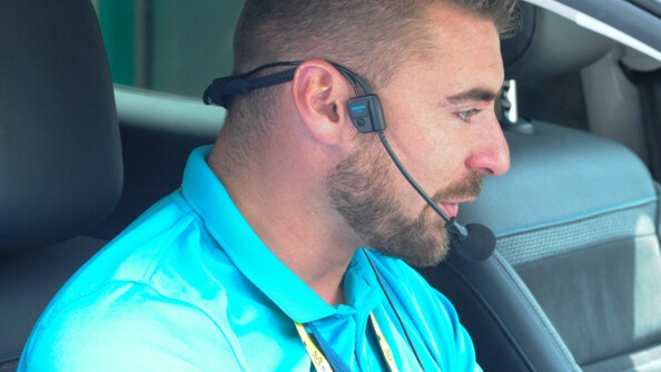 Un gendarme de la caravane publicitaire du Tour de France féminin; de profil en buste; avec un casque micro et écouteur