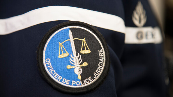 Zoom sur un écusson d'officier de police judiciaire