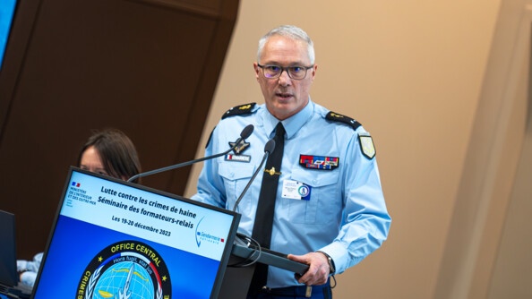 Le général Jean-Philippe Reiland, commandant de l'OCLCH, parle au pupitre lors du séminaire de formation des formateurs relais "Lutte contre les crimes de haine" à la Direction générale de la gendarmerie nationale