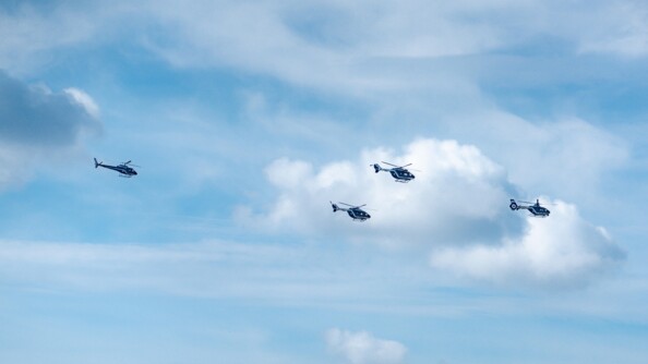Vue dans le ciel de 4 hélicoptères de la gendarmerie