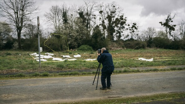 Un des gendarmes de l'IRCGN qui se déplace avec l'appareil laser pour faire la cartographie du lieu.