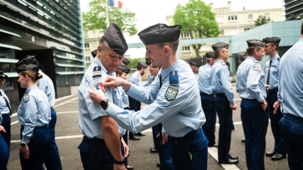 Un élève de la CPT PAris remet à un colonel du cabinet du DGGN, un écusson.