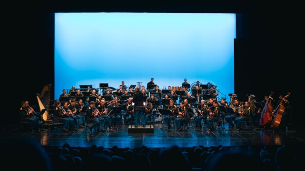 L'orchestre de la Garde républicaine joue devant un public qui est dans la pénombre