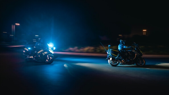 Motocyclistes autour d'un rond-point.