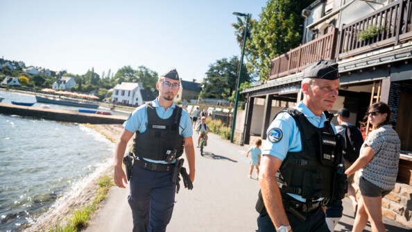 Patrouille à pied de deux gendarmes du poste provisoire sur le port de l'Île aux Moines.