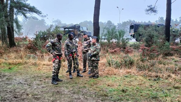 Deux &eacute;l&egrave;ves d'origine &eacute;trang&egrave;re en formation avec le GCA et un cadre.