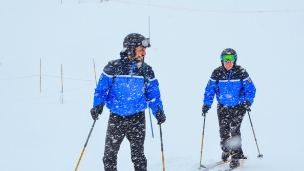Deux gendarmes sur des skis dans la neige