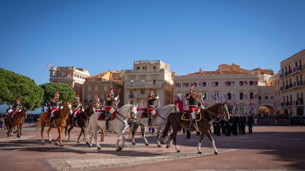 Un détacheent de militaires de la musique de la garde républicaine sur une place, devnat du public et devat des batiment clairs