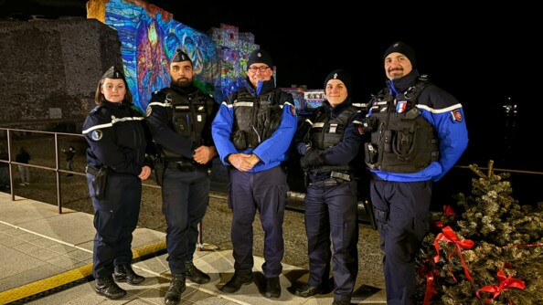 Devant le fort de Collioure, cinq gendarmes départementaux prennent la pose durant l'une de leur patrouille qui se déroule le soir de la Saint-Sylvestre.