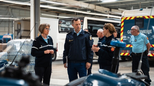 Le général de corps d'armée Tony Mouchet, Directeur des opérations et de l'emploi à la Direction générale de la gendarmerie nationale, échange avec les gendarmes de la Base logistique avancée, dont la colonelle Valérie Lefèvre, à sa gauche.