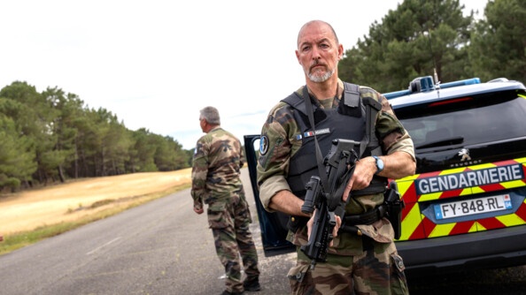 Gendarme de l'armement effectuant une sécurisation.