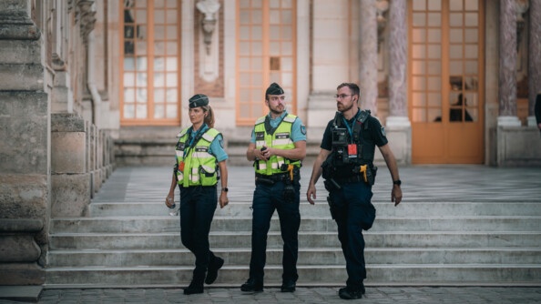 Trois gendarmes marchent devant le château de Chambord