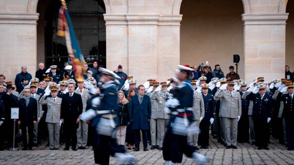 S&eacute;bastien Lecornu, ministre des Arm&eacute;es et des Anciens combattants, assistant &agrave; un d&eacute;fil&eacute; militaire, dans la cour de l'h&ocirc;tel national des Invalides, lors de la prise d'arme du 7 janvier 2025