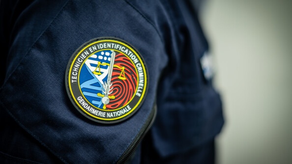 Zoom sur la rondache des techniciens en investigation criminelle sur une tenue bleue marine