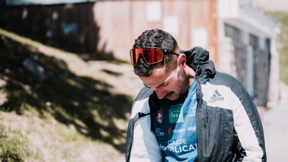 Mehdi Frère se met en tenue de course à pied