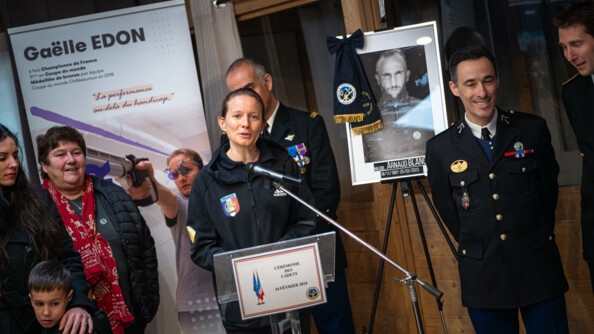Gaelle Edon tenant un discours lors de son parrainage pendant la Cérémonie des cadets.