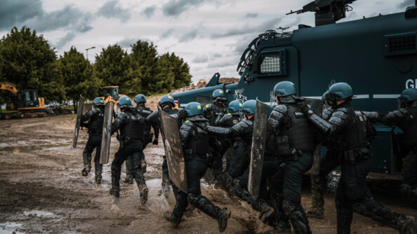 Le peloton monte à l'assaut en remontant le long du Centaure en courant