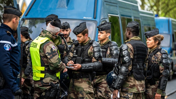 Des mobiles prennent des informations grâce à l'officier encadrant l'exercice