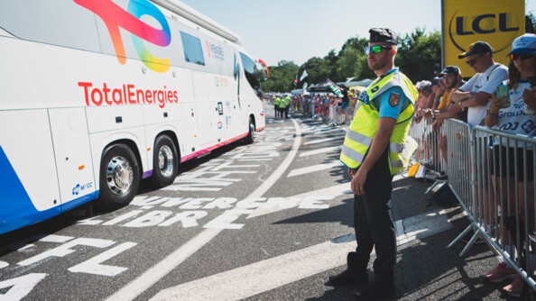 Juste avant la montée du Puy-de-Dôme, les gendarmes sécurisent l'axe sur lequel les courreurs vont passer.