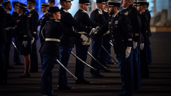Les parrains des officiers de gendarmerie leur remettent leurs sabres