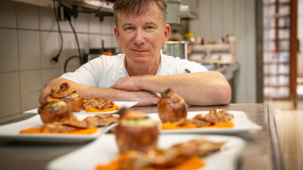 L'adjudant Florent devant les assiettes préparées pour le déjeuner.