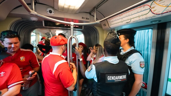 Réservistes de la BC3M à bord d'un tramway à l'occasion de la coupe du Monde de rugby 2023.