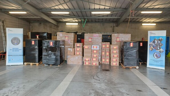 Photo montrant les 2,4 tonnes de cigarettes saisies à l'occasion de l'opération.