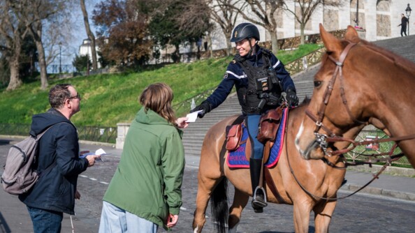 Cavaliers de la Garde Républicaine veillant au respect du confinement.