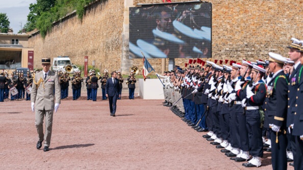 Plan large de la revue des troupes par le Président de la république.