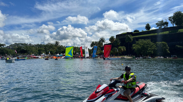 Un gendarme chargé de la sécurisation en mer sur un jetski de la gendarmerie. Au second plan, des yoles rondes et des bateaux à moteur.
