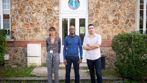 Le capitaine Dominique, chef de la Division de lutte contre la maltraitance animale, au centre, entouré de deux analystes, la majore de police Dominique, à gauche, et l'adjudant-chef Jérôme, à droite, devant l'entrée de l'Office central de lutte contre les atteintes à l'environnement et à la santé publique (OCLAESP) à Arcueil.