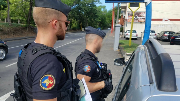La Réunion : les militaires de l'escadron de gendarmerie mobile 19/5 de Roanne (42) en renfort de leurs camarades réunionnais, afin de s'assurer du respect des mesures de confinement.