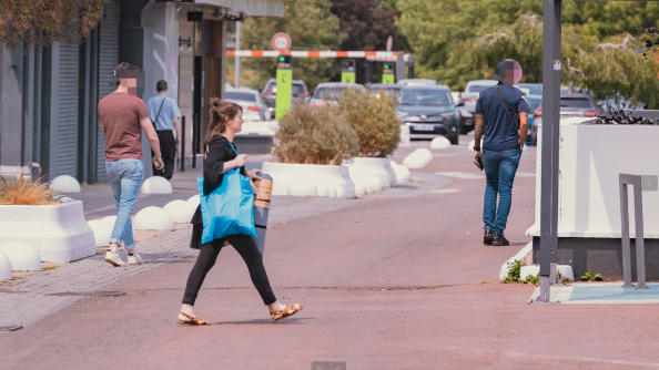 Deux équipiers du GOS OCLDI effectuant une surveillance.