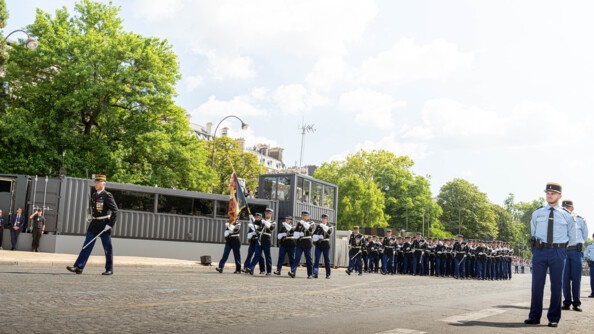 Des gendarmes défilent sur l'avenue Foch