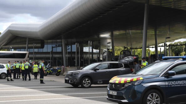Gendarmes devant la barrière de péage de Saint-Arnoult entrain de réaliser des controles.