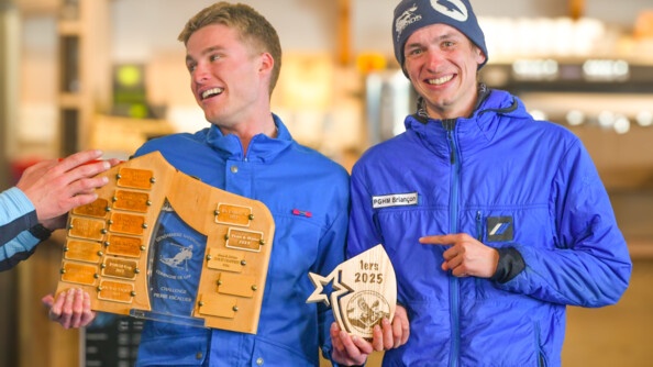 deux jeunes gendarmes vêtus de manteaux bleu ciel tiennent des trophée en souriant