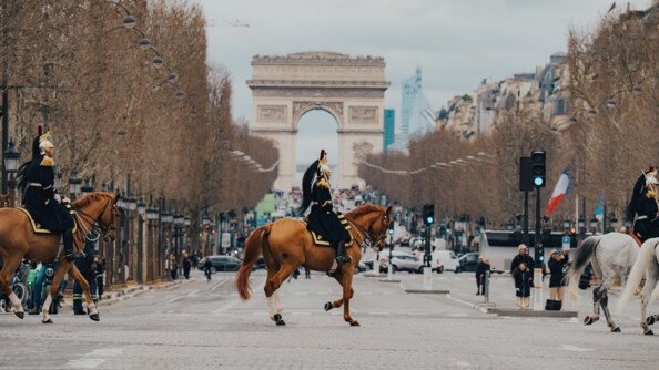Un cavalier de la Garde réoublicaine sur les champs Elysées.