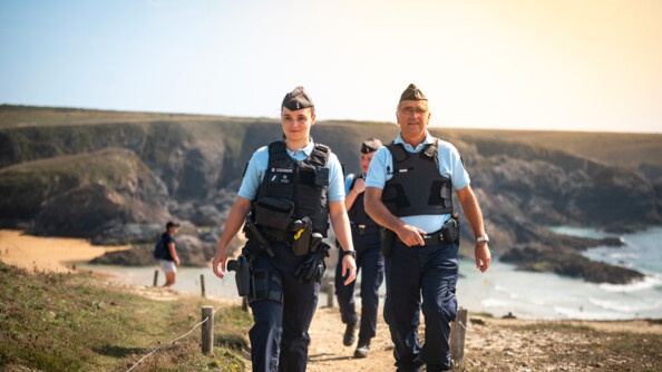 Patrouille pédestre de gendarmes à Belle Ile en Mer.